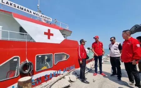 RS Apung Laksamana Malahayati Gelar Pengobatan Gratis di Pesisir Lamongan