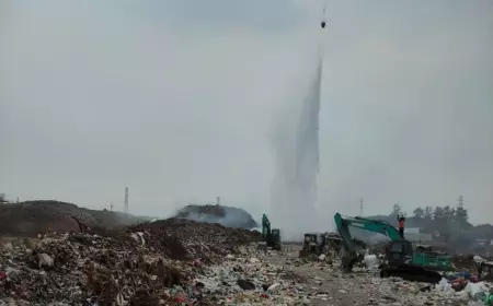 Pastikan Api Benar-benar Padam, Water Bombing 22 Ribu Liter Air di TPA Randegan