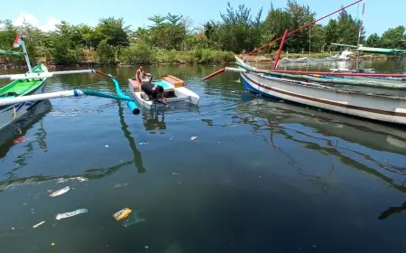 Inovasi Perahu Sampah, Warga Banyuwangi Mampu Jaring 1 Kuintal Sampah di Muara