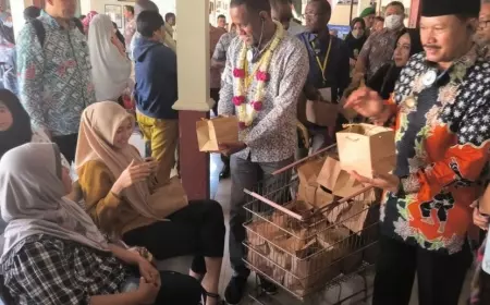 Disambut Siswa SMP, Delegasi Kenya dan Bangladesh Bagi-bagi Roti di RSUD Kota Madiun
