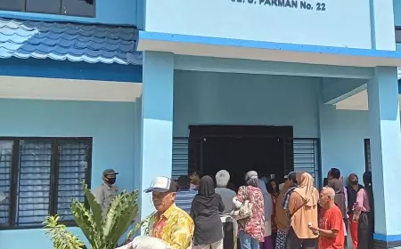 Mengantre, Warga Oro Oro Ombo Kota Madiun Terima Jatah Beras Bantuan Pangan
