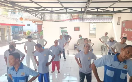 Jaga Kebugaran, Warga Binaan Lansia di Lapas Mojokerto Semangat Ikuti Senam