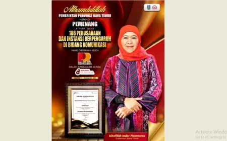 Berpengaruh Bidang Komunikasi, Pemprov Jatim Mendapat Penghargaan Dari PR Indonesia