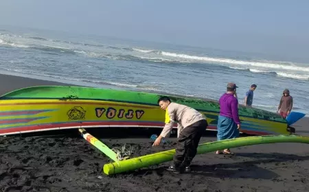Perahu Kandas di Pesisir Paseban, Seorang Nelayan Dikabarkan Hilang