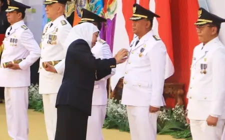 Gubernur Khofifah Lantik Ugas Irwanto Sebagai Pj Bupati Probolinggo