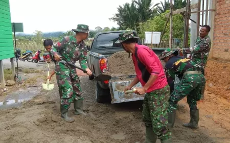 Dandim 0910/Malinau Letkol Inf. Alisun Perintahkan Satgas Menggunakan Mobil Dinas Untuk Semenisasi Jalan