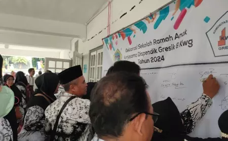 Ratusan Kepala Sekolah SD dan SMP di Gresik Ramai-ramai Deklarasi Sekolah Ramah Anak