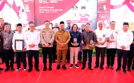 HUT Ke-78, PMI Gresik Beri Penghargaan 15 Pendonor Darah 50 Kali dan Terima 3 Kendaraan Operasional