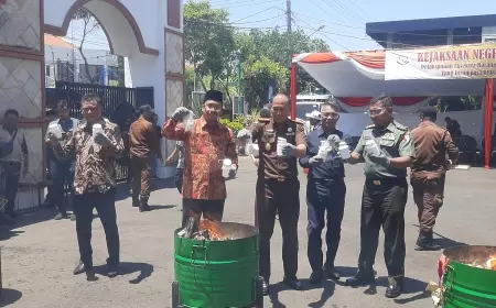 Kejari Sidoarjo Eksekusi Bakar dan Musnahkan Barang Bukti Senilai Rp 1 Miliar