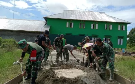 Dandim 0910/Malinau Letkol Inf Alisun Terjun Langsung Berbaur Dengan Satgas dan Warga Mengerjakan Semenisasi