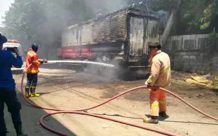 Muncul Percikan Api, Truk Fuso Terbakar di Area Pabrik Gresik