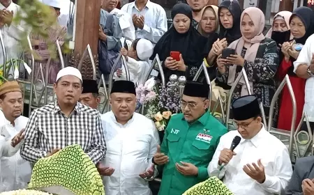 Ziarah Makam Maulana Malik Ibrahim, Emak-emak Gresik Teriaki Anies Presiden