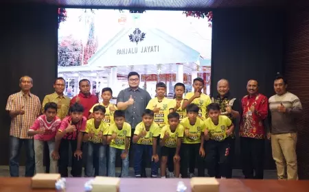 Akan Tanding ke Vietnam, 12 Siswa SSB Dapat Hadiah Sepatu Bola dari Mas Dhito