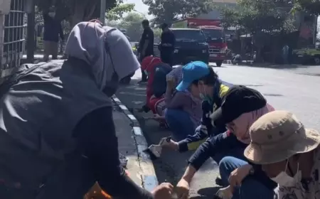 Jelang Hari Jadi Kota Batu, ASN Kompak Cat Trotoar Jalan