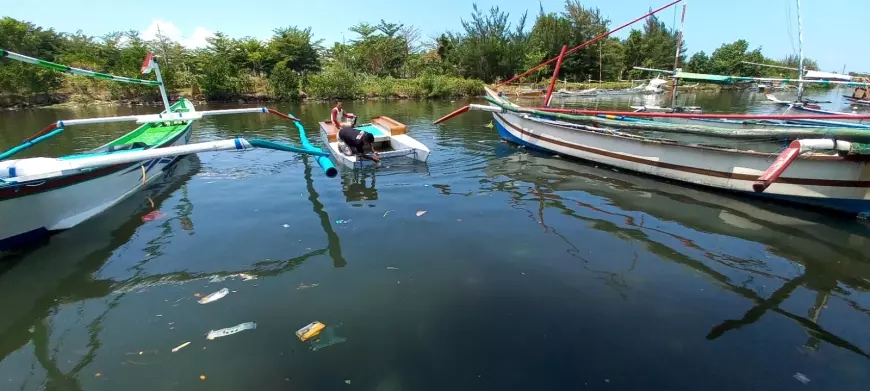 Inovasi Perahu Sampah, Warga Banyuwangi Mampu Jaring 1 Kuintal Sampah di Muara
