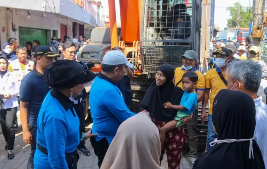 Bupati Jember Bersama Jajarannya  Ajak Pedagang Pasar Bersih-bersih Sampah 