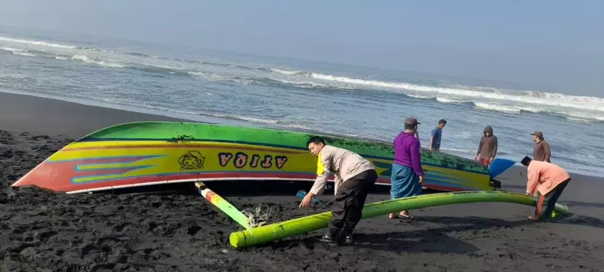 Perahu Kandas di Pesisir Paseban, Seorang Nelayan Dikabarkan Hilang