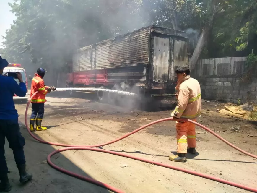 Muncul Percikan Api, Truk Fuso Terbakar di Area Pabrik Gresik