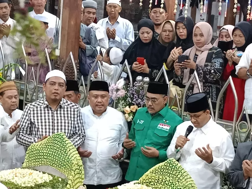 Ziarah Makam Maulana Malik Ibrahim, Emak-emak Gresik Teriaki Anies Presiden