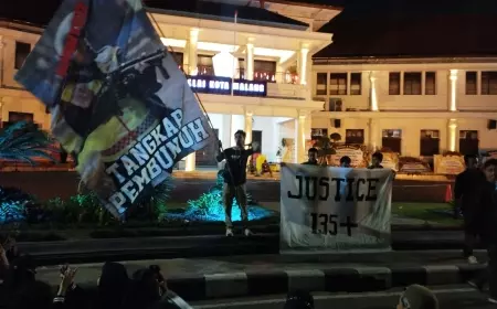 Arema Kampus dan Aremania Kecil Gelar Aksi Peringatan Tragedi Kanjuruhan Di Depan Balai Kota Malang