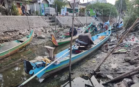 Air Sungai Surut, Ratusan Nelayan di Gresik Tak Bisa Melaut