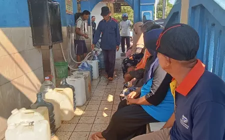 Kemarau Panjang, Puluhan Warga Mengantre Air Bersih