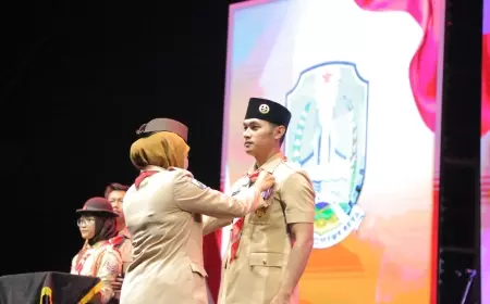 Pembukaan Jambore, Gubenur Jatim Beri Penghargaan Lencana Pancawarsa Kepada Bupati Tuban 