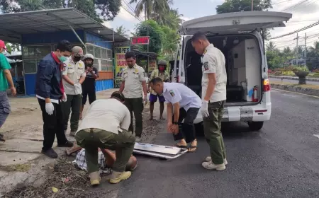 Satpol PP Evakuasi Gelandangan Terkapar di Jalan Gatot Subroto Banyuwangi