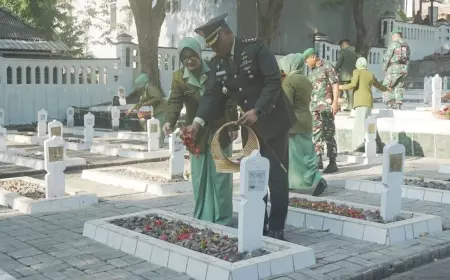 HUT ke-78, Keluarga Besar TNI Tabur Bunga di Taman Makam Pahlawan Gresik