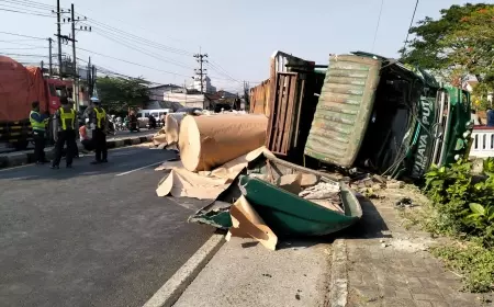 Rem Blong, Truk Muatan Kertas Tabrak Truk Boks Hingga Nyemplung ke Sungai