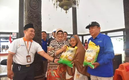 Pj Bupati Lumajang Tinjau Langsung Operasi Pasar di Pendopo