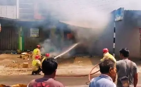 Gudang Alat Listrik Terbakar, Tiga Damkar Dikerahkan Padamkan Api