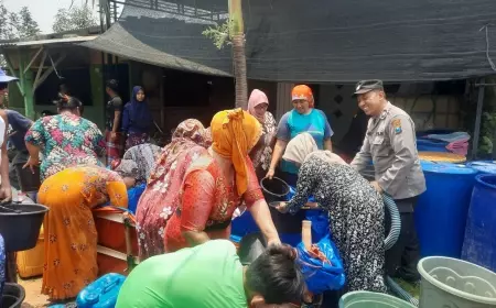 Polres Lamongan Distribusi Air Bersih ke Warga Terdampak Kekeringan