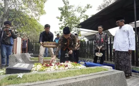 Jelang Hari Jadi ke-22, Aries Agung Paewai Nyekar Makam Tokoh Besar Kota Batu