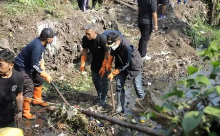 Kolaborasi Pegiat Lingkungan, Pj Wali Kota Malang Bantu Bersihkan Sampah di Sungai