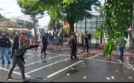 Polres Pasuruan Kota Mencekam, Massa Bentrok dengan Petugas dalam Sispamkota Pemilu 2024