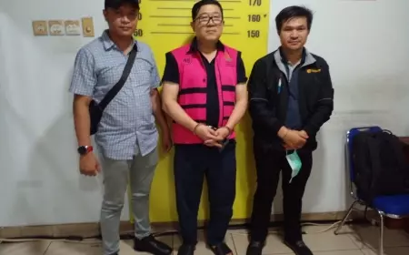 Tersangka Korupsi BTS Kominfo Langsung Dibawa ke Kejagung Usai Ditangkap dan Diperiksa di Surabaya