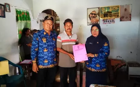 Dispendukcapil Jember Turun Langsung Bantu Buatkan Adminduk Nenek Penderita Stroke