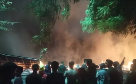 Dua Rumah, Warkop dan Kandang Kambing Terbakar di Gresik, Warga Berhamburan