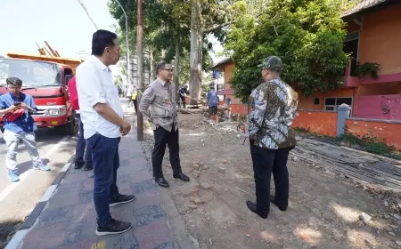 Pj Wali Kota Batu Gotong Royong Bersihkan Lapak Bekas Pedagang Pasar Relokasi