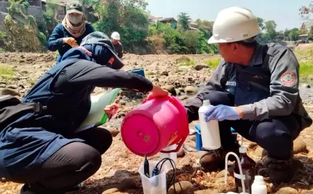 DLH Jatim Ambil Sampel Air Sungai Welang, Dandim 0819 Pasuruan Turun ke Lapangan