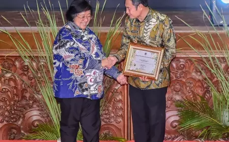 Bupati Lamongan  Raih Penghargaan Pembina Proklim 2023 dari Menteri LHK RI