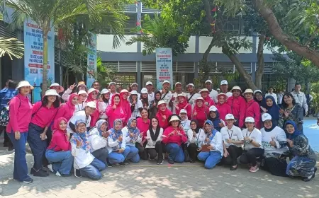 Penuh Tawa, Ibu Iriana Jokowi Bermain Bersama Ratusan Murid SD di Kota Pahlawan