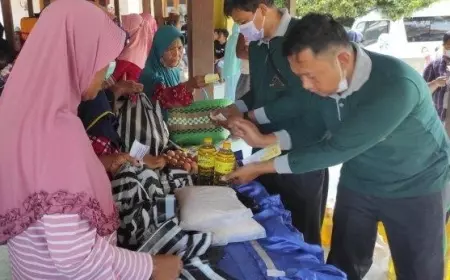 Ratusan Emak-Emak Serbu Operasi Pasar Murah Kabupaten Madiun