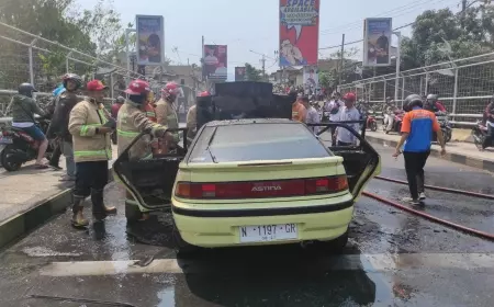 Diduga Overheat, Mobil Sedan Dilahap Si Jago Merah