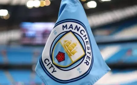 Lecehkan Sir Bobby Charlton, Manchester City Hukum Dua Suporternya