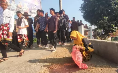 Maknai Hari Sumpah Pemuda, Pelajar SMK PGRI 5 Jember Pakai Baju Adat dan Pungut Sampah