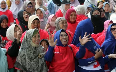 Mlaku Sarungan Hari Santri Nasional Diikuti Ribuan Warga Gresik