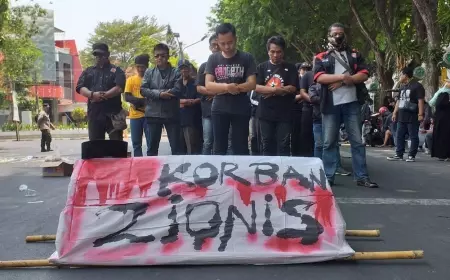 Bawa Keranda Mayat, Gabungan Aktivis Gresik Salat Gaib Syuhada Palestina di Depan Gedung DPRD