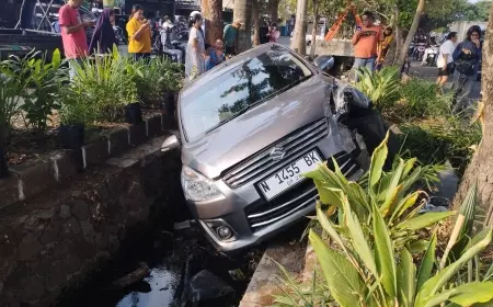 Mobil Masuk Selokan Gara-Gara 'Nglamun'